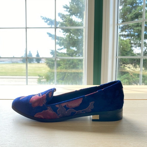 Blue floral velvet loafers with gold detailing - Picture 5 of 6